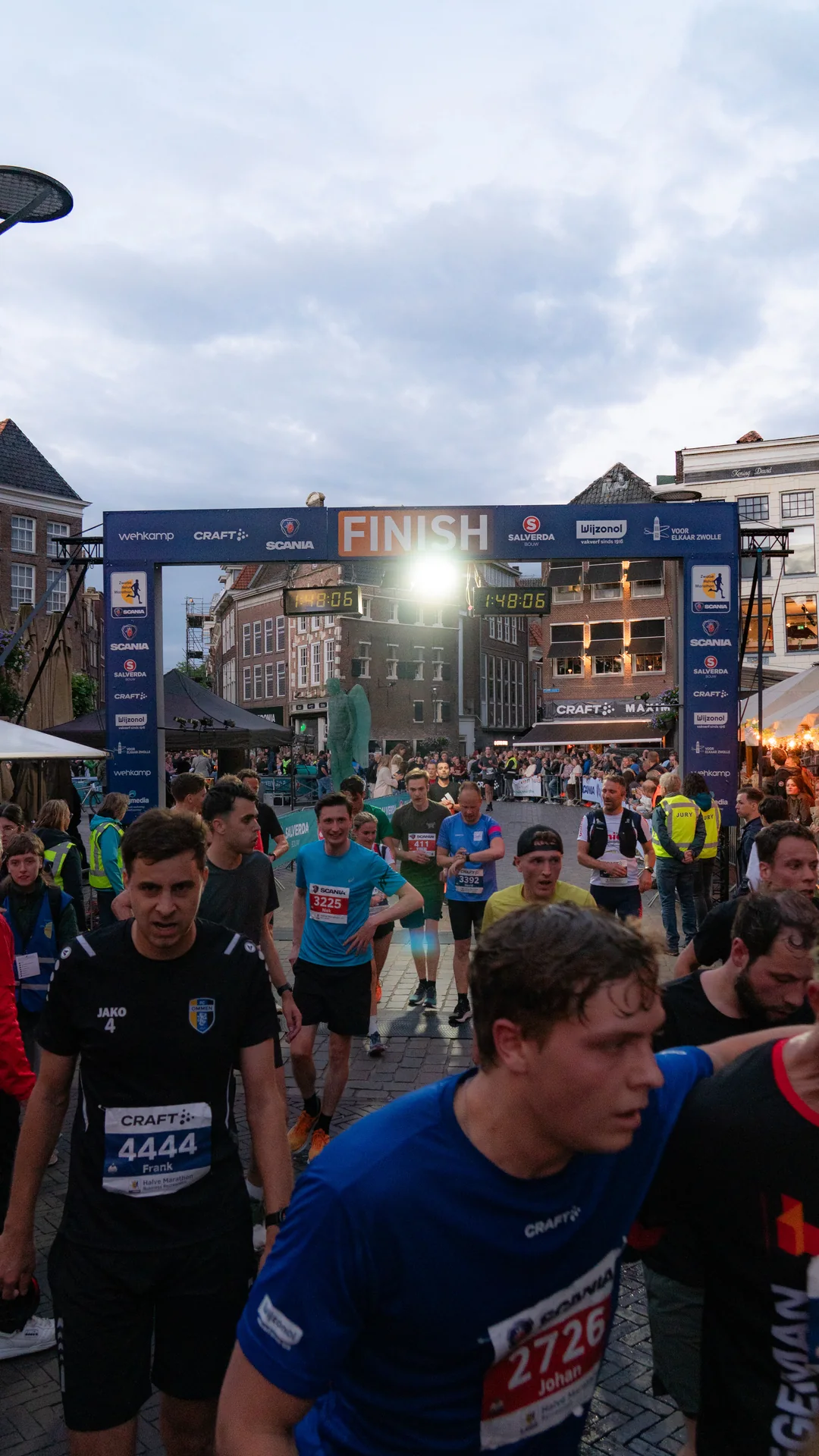 Lopers naderen de verlichte finishboog in Zwolle
