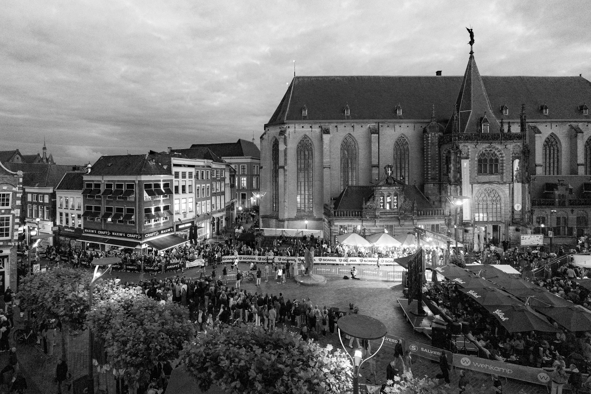 Een volle Grote Markt tijdens de Halve Marathon Zwolle in de avond