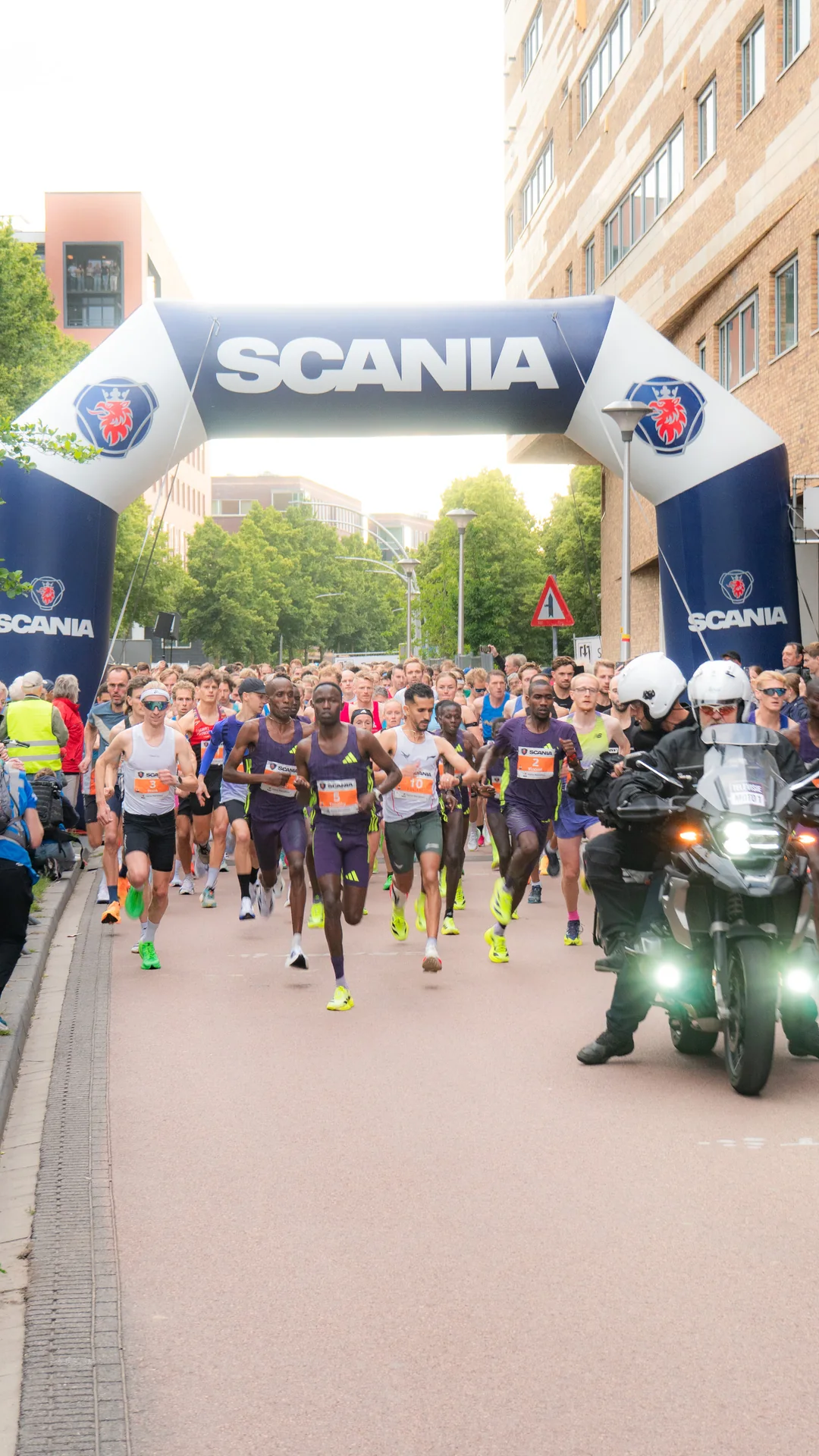 Lopers vertrekken onder de startboog van de Halve Marathon Zwolle