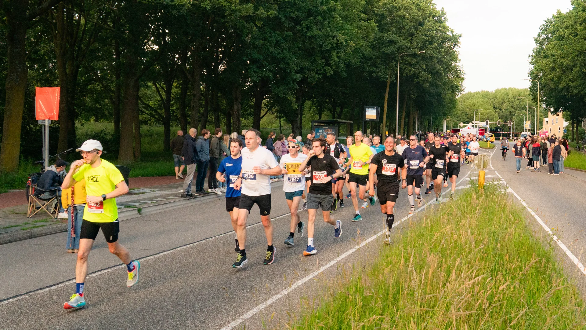 Lopers vullen de brede route van de Halve Marathon Zwolle