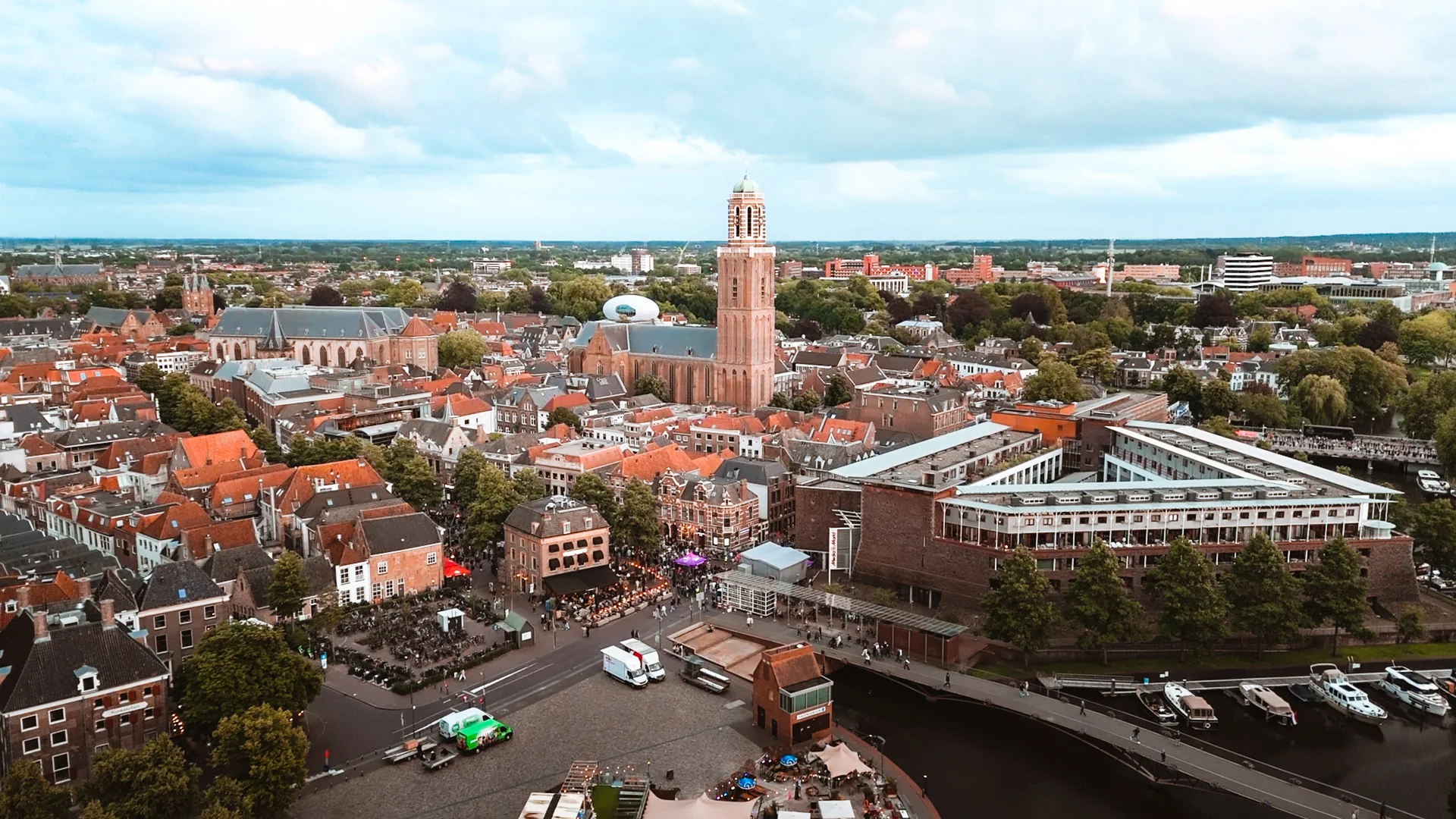 De skyline van Zwolle met de Peperbus boven de stad